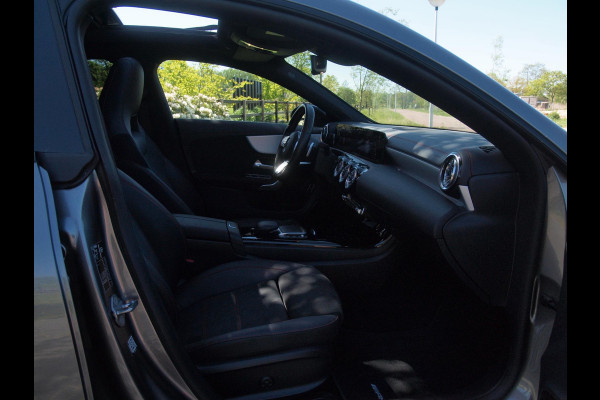 Mercedes-Benz CLA-Klasse 250 e Business Solution AMG Limited | Panoramadak | Camera | Sfeerverlichting | Apple Carplay |