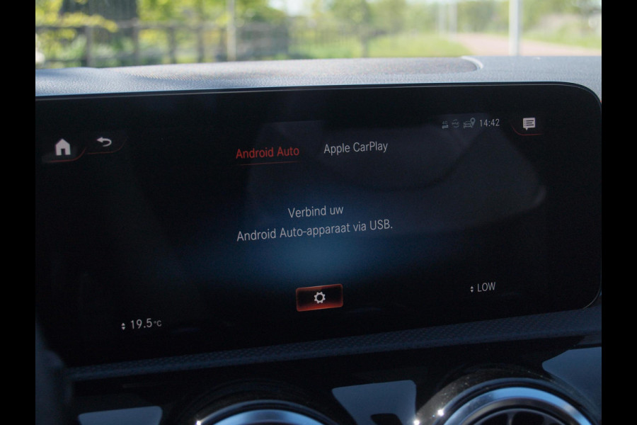 Mercedes-Benz CLA-Klasse 250 e Business Solution AMG Limited | Panoramadak | Camera | Sfeerverlichting | Apple Carplay |