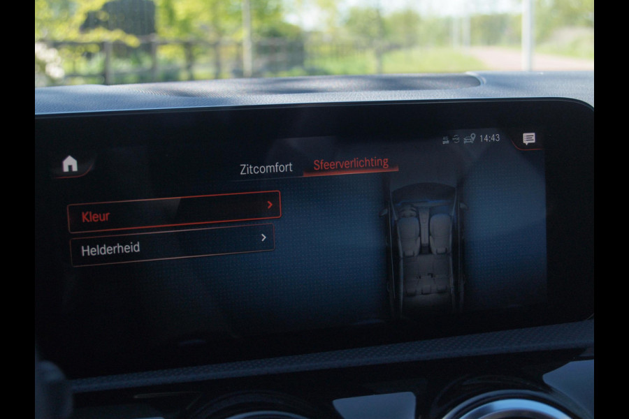 Mercedes-Benz CLA-Klasse 250 e Business Solution AMG Limited | Panoramadak | Camera | Sfeerverlichting | Apple Carplay |