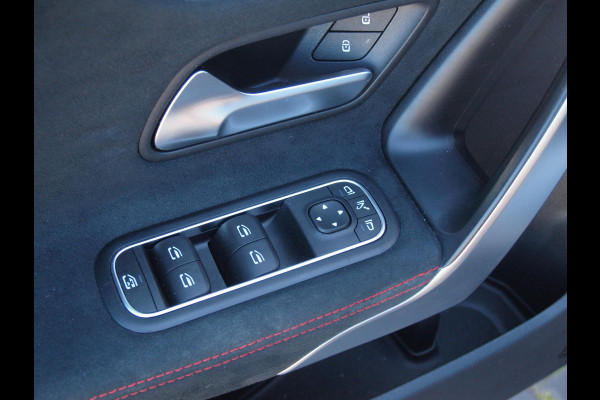 Mercedes-Benz CLA-Klasse 250 e Business Solution AMG Limited | Panoramadak | Camera | Sfeerverlichting | Apple Carplay |