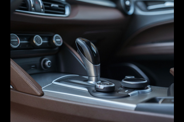 Alfa Romeo Stelvio 2.0 T AWD Super | Veloce stoelen | NL-auto | Camera | Trekhaak