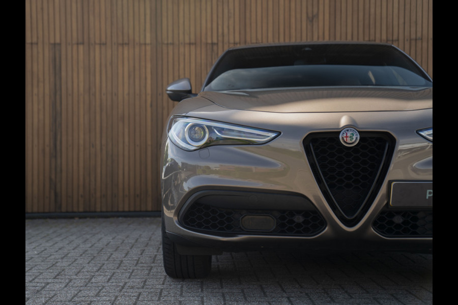 Alfa Romeo Stelvio 2.0 T AWD Super | Veloce stoelen | NL-auto | Camera | Trekhaak