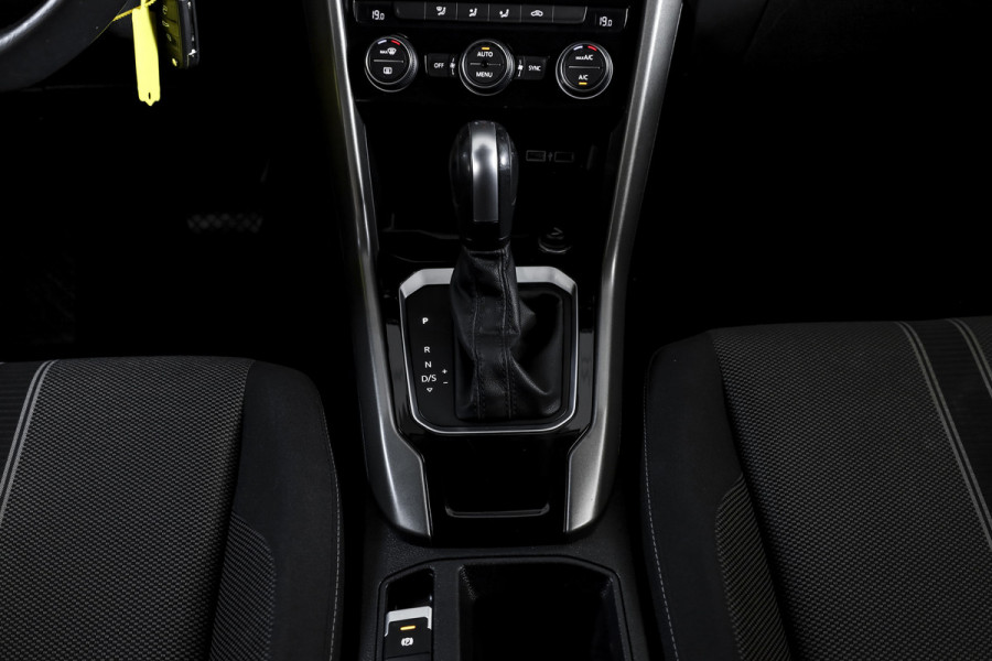 Volkswagen T-Roc 1.5 TSI 150 PK Style - Automaat | Adapt. Cruise | PDC | Camera | NAV+App. Connect | ECC | Afn. Trekhaak | LM 17" |