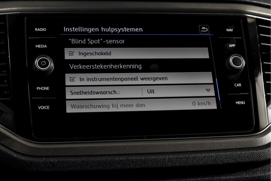 Volkswagen T-Roc 1.5 TSI 150 PK Style - Automaat | Adapt. Cruise | PDC | Camera | NAV+App. Connect | ECC | Afn. Trekhaak | LM 17" |