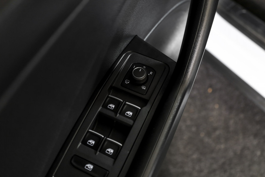 Volkswagen T-Roc 1.5 TSI 150 PK Style - Automaat | Adapt. Cruise | PDC | Camera | NAV+App. Connect | ECC | Afn. Trekhaak | LM 17" |
