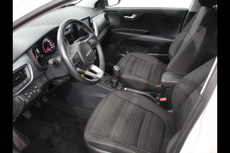 Kia Stonic 1.0 T-GDi MHEV DynamicLine Trekhaak Camera Parkeer sensoren Navigatie Apple Carplay/Android Auto Climate Control Cruise Control Parkeer sensoren Lichtmetalen Velgen
