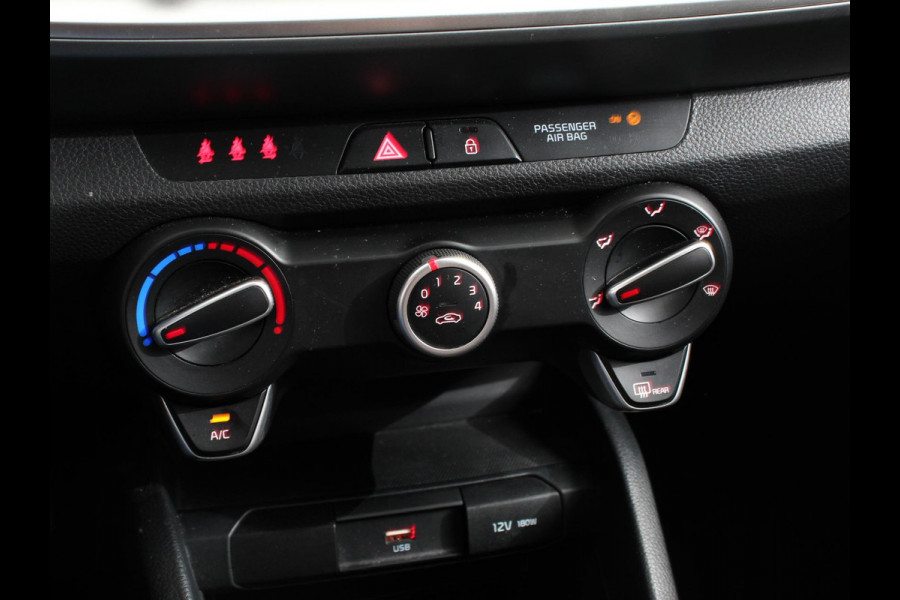 Kia Stonic 1.0 T-GDi MHEV DynamicLine Trekhaak Camera Parkeer sensoren Navigatie Apple Carplay/Android Auto Climate Control Cruise Control Parkeer sensoren Lichtmetalen Velgen