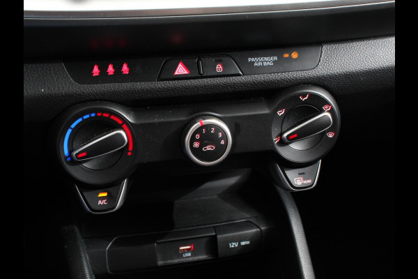 Kia Stonic 1.0 T-GDi MHEV DynamicLine Trekhaak Camera Parkeer sensoren Navigatie Apple Carplay/Android Auto Climate Control Cruise Control Parkeer sensoren Lichtmetalen Velgen