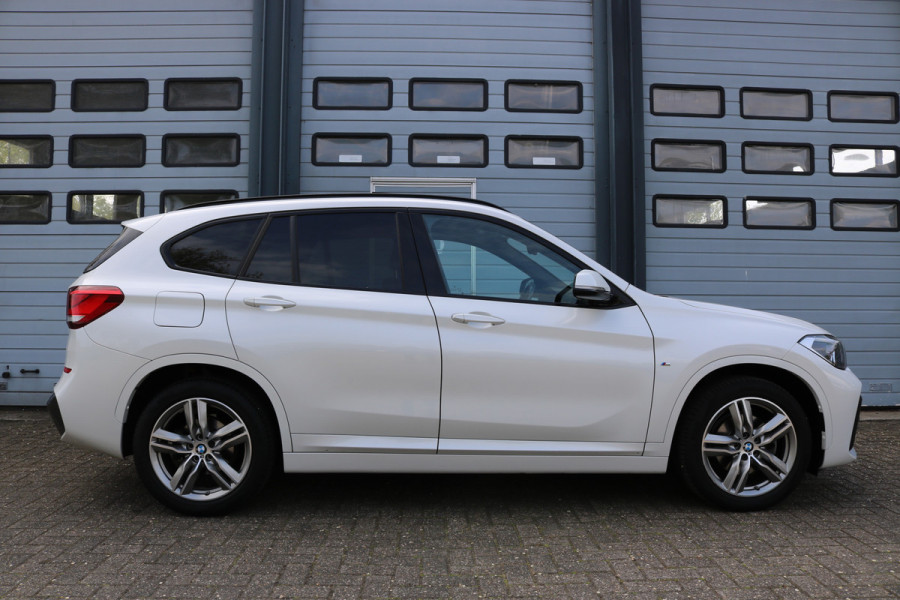 BMW X1 sDrive18i High Exe M-pakket Autom Xenon Navi Panodak T-haak Bj:2020