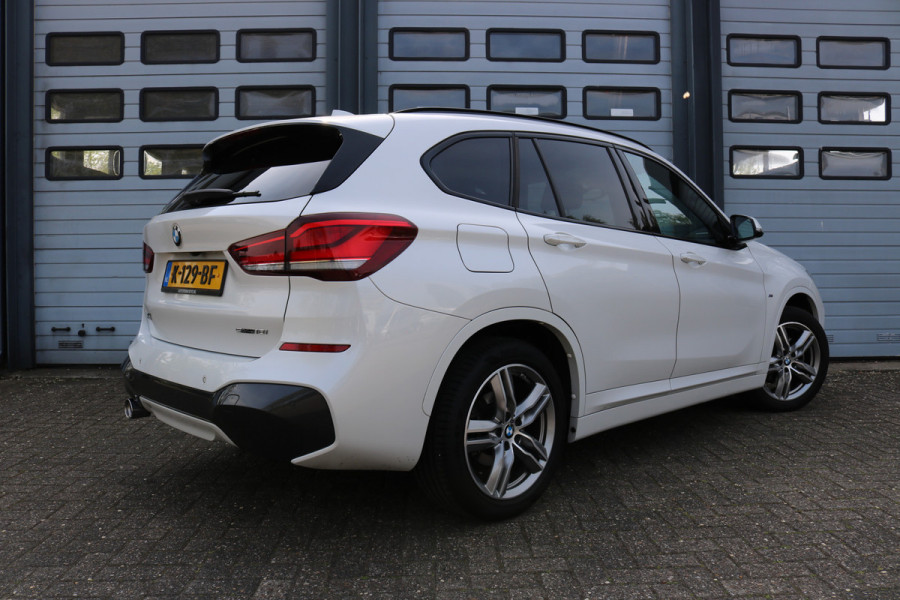 BMW X1 sDrive18i High Exe M-pakket Autom Xenon Navi Panodak T-haak Bj:2020