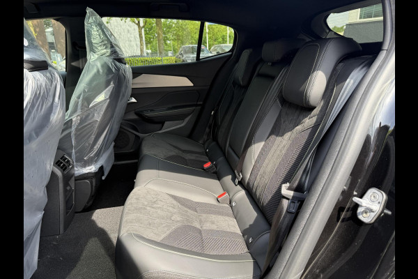 Peugeot e-408 GT 58 kWh NIEUWE AUTO 13KM!| FULL OPTION| PANO| FOCAL AUDIO| 360 CAMERA| ELEKTRISCHE ACHTERKLEP| ELEK. STOELEN| STOEL + STUURVERWARMING MET MASSAGE|