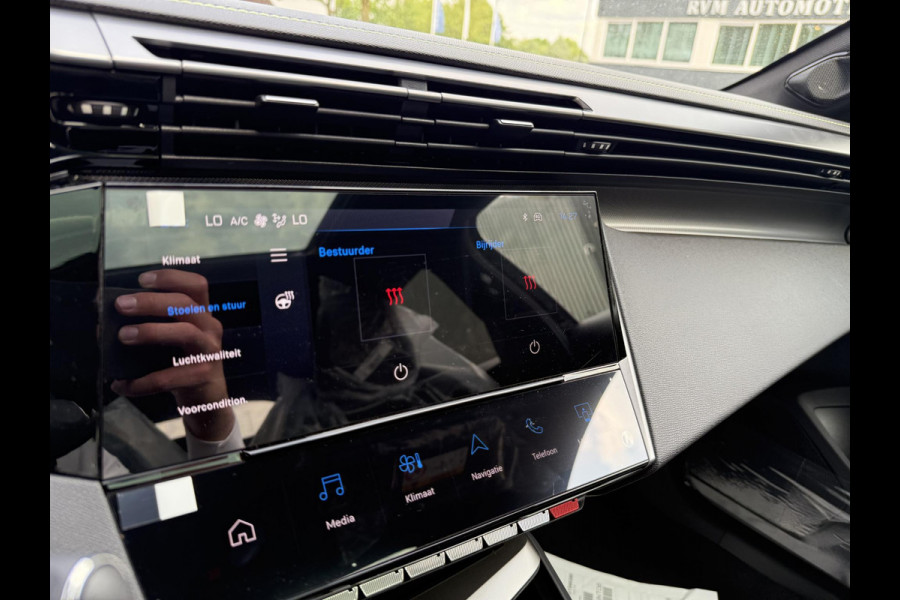 Peugeot e-408 GT 58 kWh NIEUWE AUTO 13KM!| FULL OPTION| PANO| FOCAL AUDIO| 360 CAMERA| ELEKTRISCHE ACHTERKLEP| ELEK. STOELEN| STOEL + STUURVERWARMING MET MASSAGE|