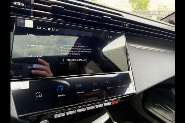 Peugeot e-408 GT 58 kWh NIEUWE AUTO 13KM!| FULL OPTION| PANO| FOCAL AUDIO| 360 CAMERA| ELEKTRISCHE ACHTERKLEP| ELEK. STOELEN| STOEL + STUURVERWARMING MET MASSAGE|