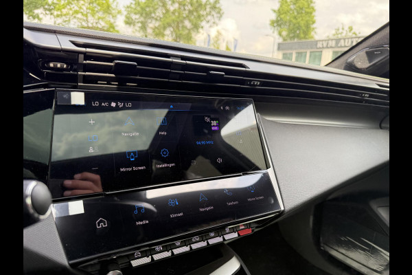 Peugeot e-408 GT 58 kWh NIEUWE AUTO 13KM!| FULL OPTION| PANO| FOCAL AUDIO| 360 CAMERA| ELEKTRISCHE ACHTERKLEP| ELEK. STOELEN| STOEL + STUURVERWARMING MET MASSAGE|