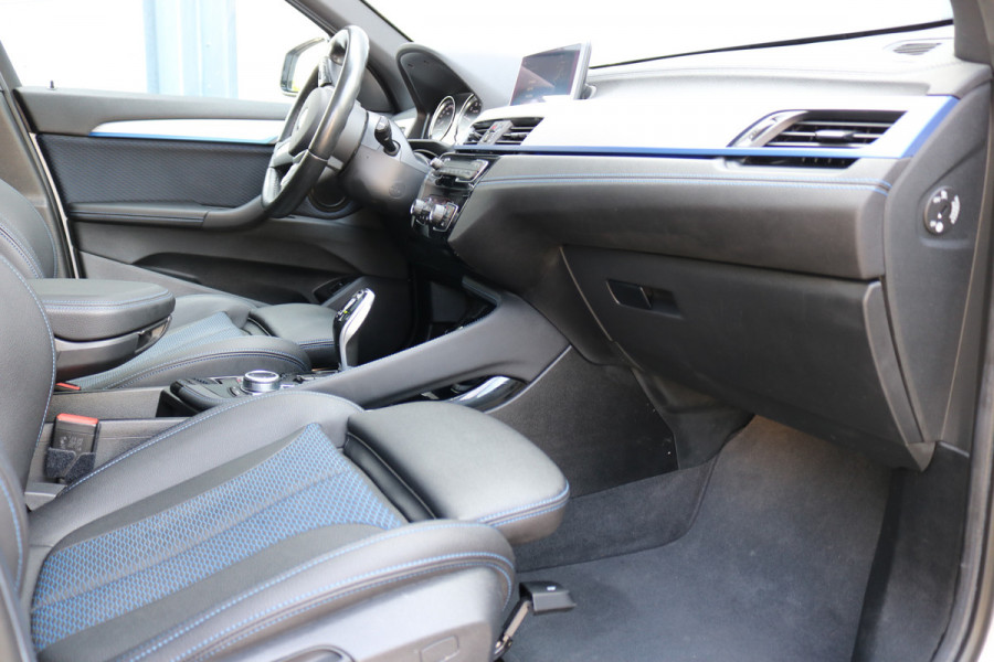 BMW X1 sDrive18i High Exe M-pakket Autom Xenon Navi Panodak T-haak Bj:2020