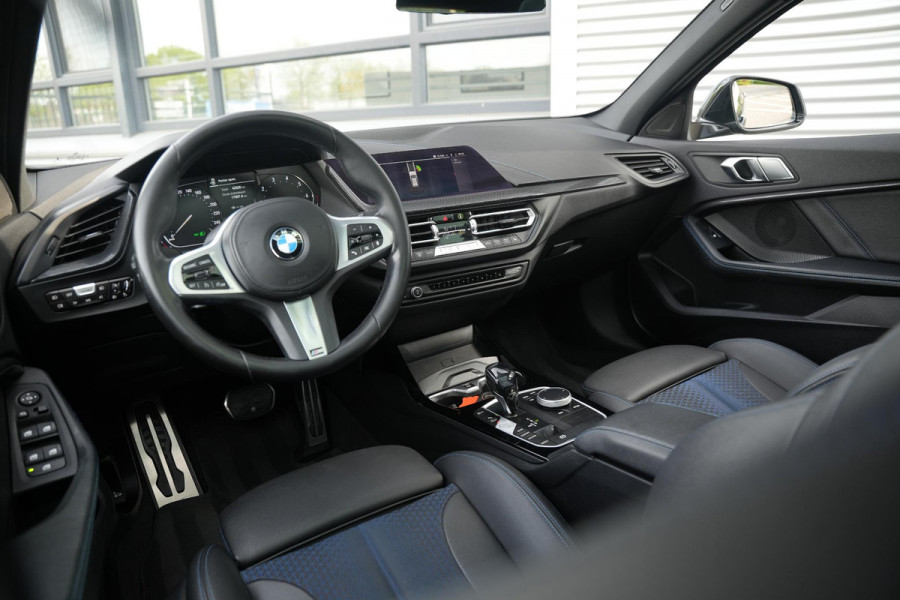 BMW 1-serie 118i High Executive M Pakket Panoramadak Cruise Stoelverw. LED 19''LM