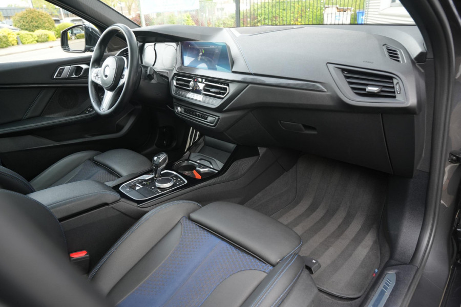 BMW 1-serie 118i High Executive M Pakket Panoramadak Cruise Stoelverw. LED 19''LM