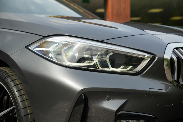 BMW 1-serie 118i High Executive M Pakket Panoramadak Cruise Stoelverw. LED 19''LM
