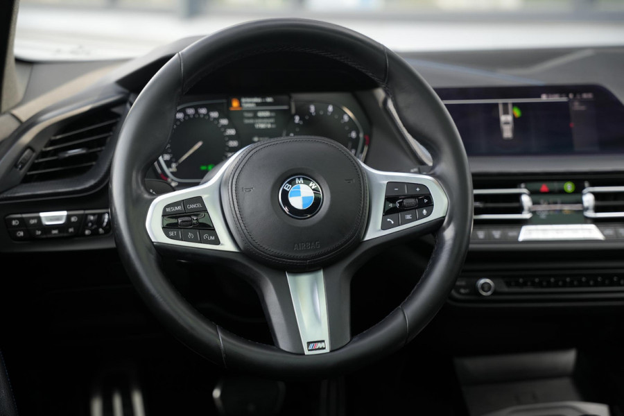 BMW 1-serie 118i High Executive M Pakket Panoramadak Cruise Stoelverw. LED 19''LM
