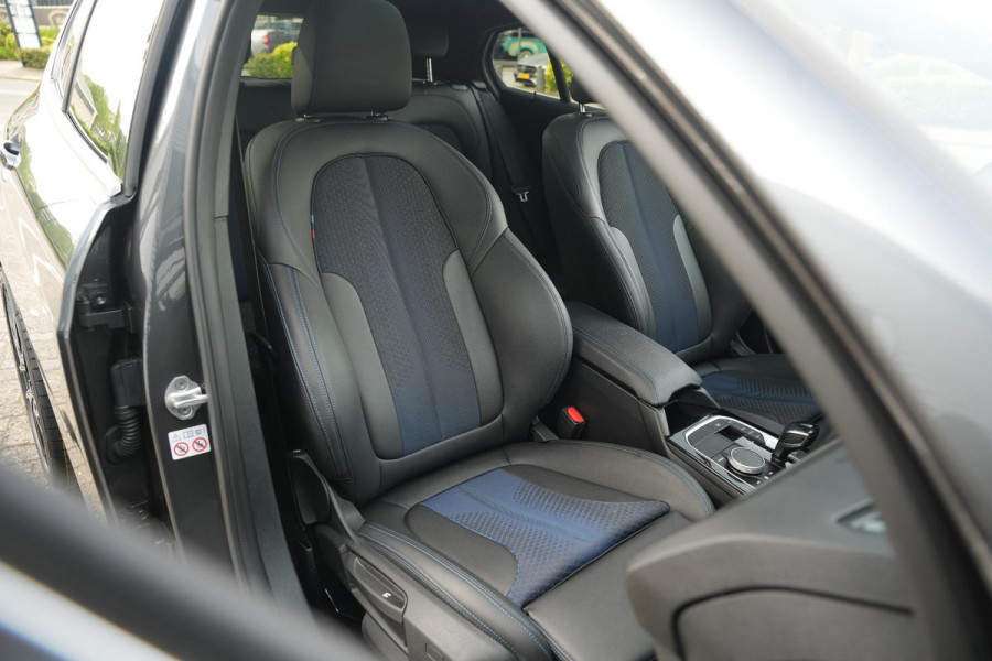 BMW 1-serie 118i High Executive M Pakket Panoramadak Cruise Stoelverw. LED 19''LM