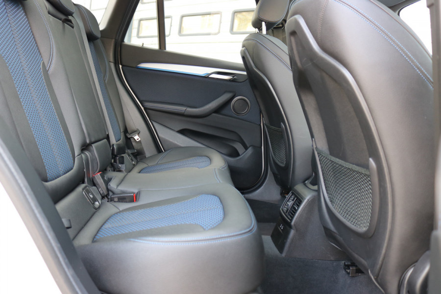 BMW X1 sDrive18i High Exe M-pakket Autom Xenon Navi Panodak T-haak Bj:2020
