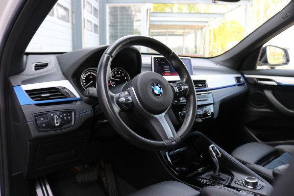BMW X1 sDrive18i High Exe M-pakket Autom Xenon Navi Panodak T-haak Bj:2020