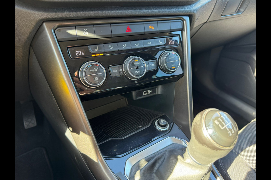 Volkswagen T-Roc 1.0 TSI Style * Navigatie * Led * Stoelverwarming * Adaptieve Cruise Control *