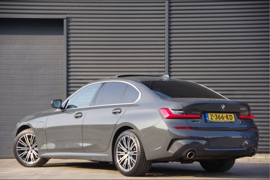 BMW 3-serie 330e M-SPORT SCHUIFDAK, INDIVIDUAL LEDER, LASER, HUD, HARMAN/KARDON, ADAPT. CRUISE, SPORTSTOELEN, DRAVIT GRAU