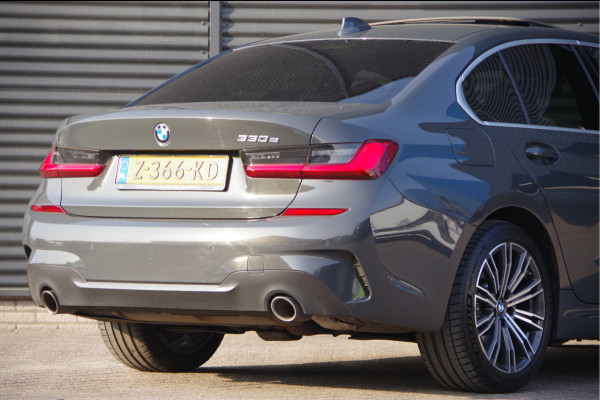 BMW 3-serie 330e M-SPORT SCHUIFDAK, INDIVIDUAL LEDER, LASER, HUD, HARMAN/KARDON, ADAPT. CRUISE, SPORTSTOELEN, DRAVIT GRAU