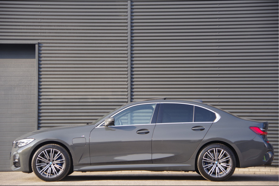 BMW 3-serie 330e M-SPORT SCHUIFDAK, INDIVIDUAL LEDER, LASER, HUD, HARMAN/KARDON, ADAPT. CRUISE, SPORTSTOELEN, DRAVIT GRAU