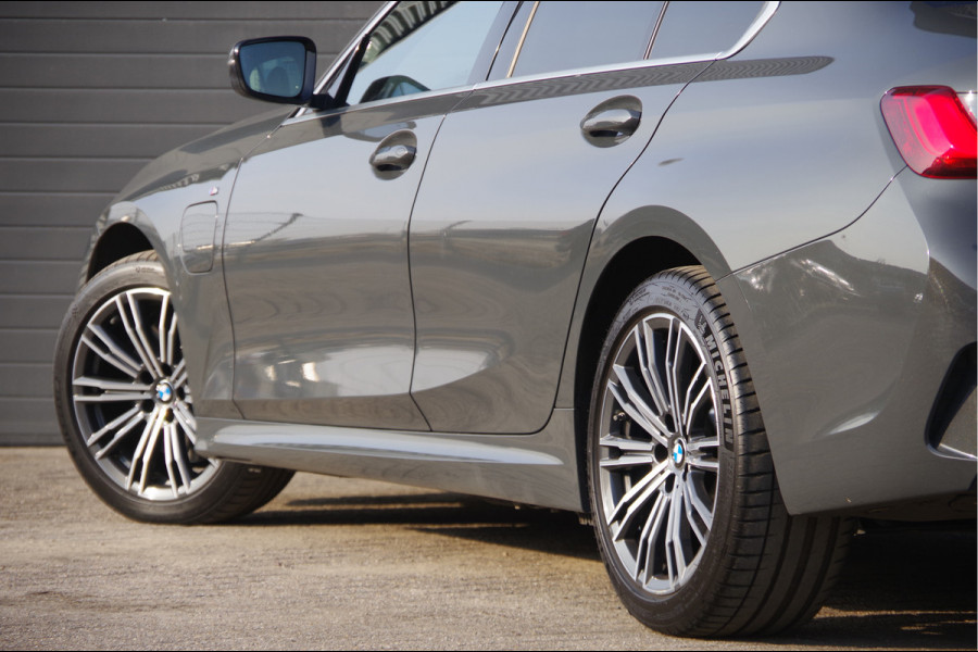BMW 3-serie 330e M-SPORT SCHUIFDAK, INDIVIDUAL LEDER, LASER, HUD, HARMAN/KARDON, ADAPT. CRUISE, SPORTSTOELEN, DRAVIT GRAU