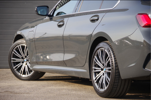BMW 3-serie 330e M-SPORT SCHUIFDAK, INDIVIDUAL LEDER, LASER, HUD, HARMAN/KARDON, ADAPT. CRUISE, SPORTSTOELEN, DRAVIT GRAU