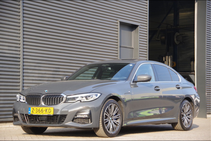 BMW 3-serie 330e M-SPORT SCHUIFDAK, INDIVIDUAL LEDER, LASER, HUD, HARMAN/KARDON, ADAPT. CRUISE, SPORTSTOELEN, DRAVIT GRAU