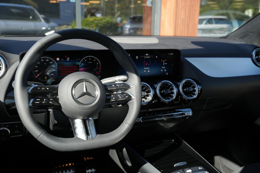 Mercedes-Benz GLA 200 AMG Line Panoramadak Adapt. Cruise AMG Pakket Ambient Wide Screen