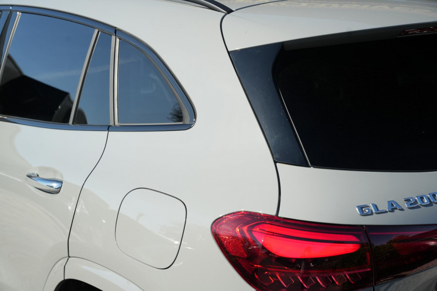 Mercedes-Benz GLA 200 AMG Line Panoramadak Adapt. Cruise AMG Pakket Ambient Wide Screen