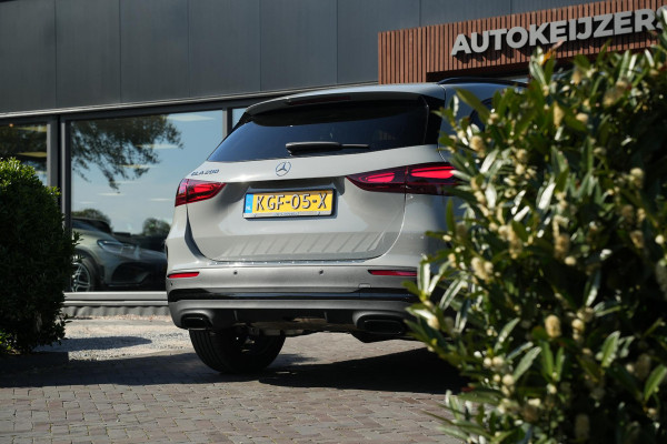 Mercedes-Benz GLA 200 AMG Line Panoramadak Adapt. Cruise AMG Pakket Ambient Wide Screen