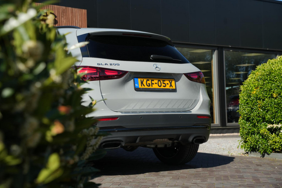 Mercedes-Benz GLA 200 AMG Line Panoramadak Adapt. Cruise AMG Pakket Ambient Wide Screen