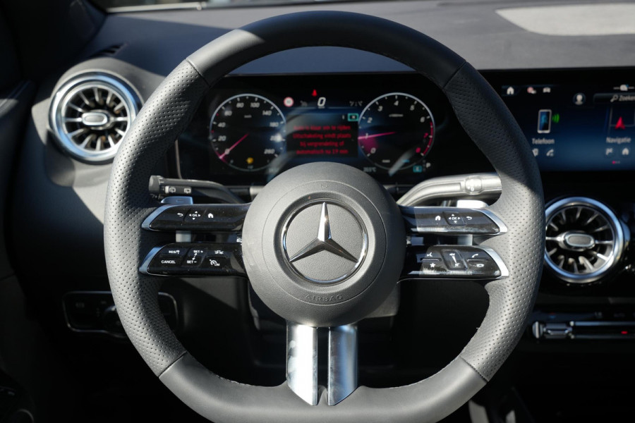 Mercedes-Benz GLA 200 AMG Line Panoramadak Adapt. Cruise AMG Pakket Ambient Wide Screen