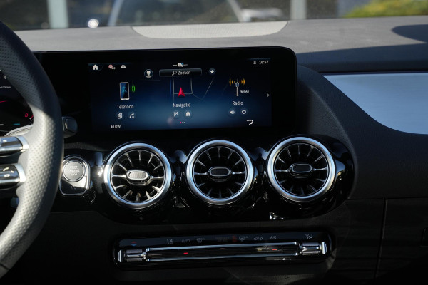 Mercedes-Benz GLA 200 AMG Line Panoramadak Adapt. Cruise AMG Pakket Ambient Wide Screen