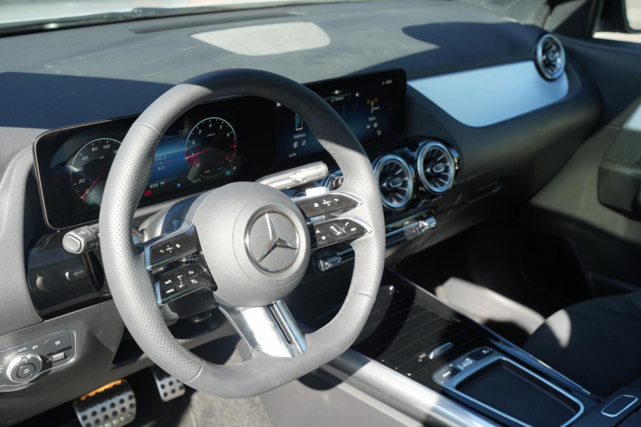 Mercedes-Benz GLA 200 AMG Line Panoramadak Adapt. Cruise AMG Pakket Ambient Wide Screen
