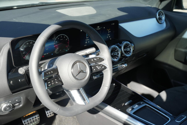 Mercedes-Benz GLA 200 AMG Line Panoramadak Adapt. Cruise AMG Pakket Ambient Wide Screen