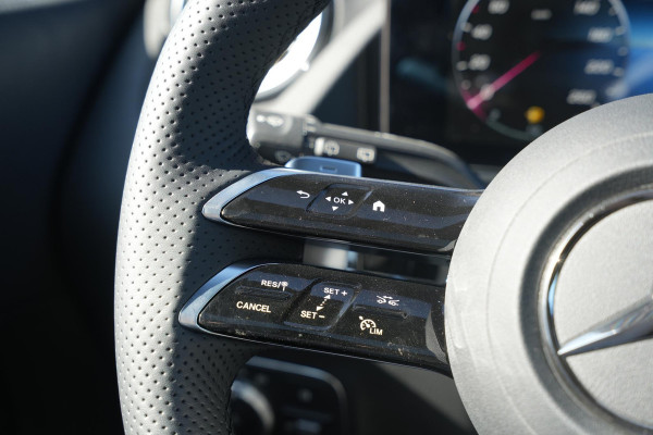 Mercedes-Benz GLA 200 AMG Line Panoramadak Adapt. Cruise AMG Pakket Ambient Wide Screen