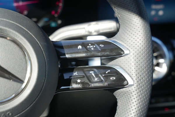 Mercedes-Benz GLA 200 AMG Line Panoramadak Adapt. Cruise AMG Pakket Ambient Wide Screen