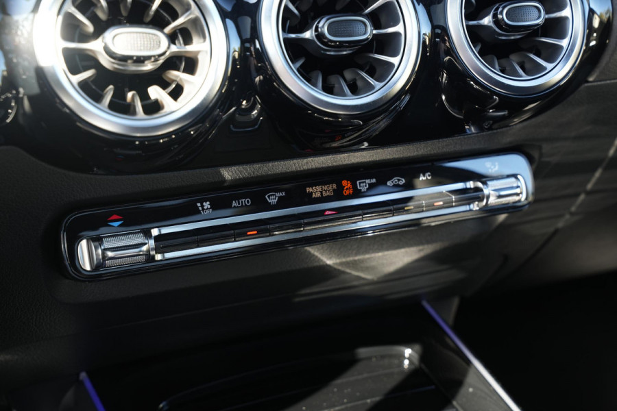 Mercedes-Benz GLA 200 AMG Line Panoramadak Adapt. Cruise AMG Pakket Ambient Wide Screen