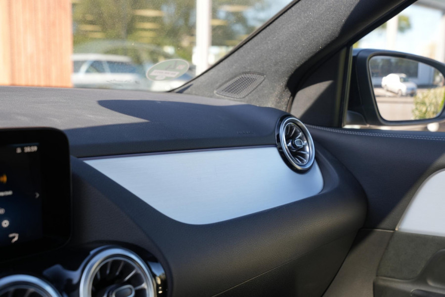 Mercedes-Benz GLA 200 AMG Line Panoramadak Adapt. Cruise AMG Pakket Ambient Wide Screen