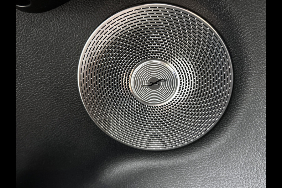 Mercedes-Benz Glb 250+ Business Solution AMG 85.5 kWh | Premium Plus pakket | Nightpakket | Smartphone integratie | Vast panoramadak | Burmester® 3D surround sound | GUARD 360° | Sfeerverlichting |