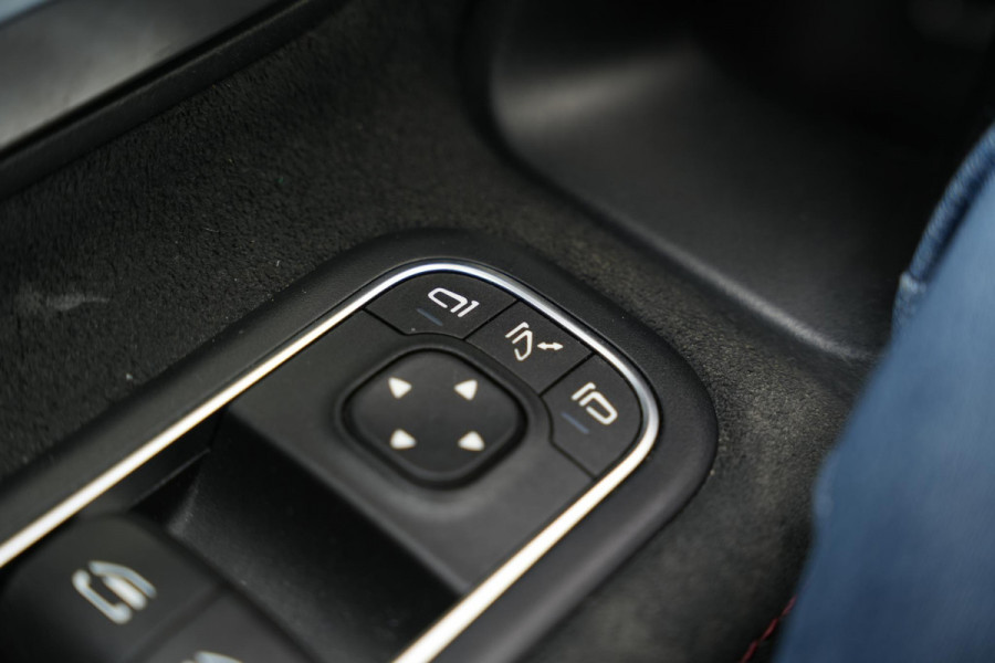 Mercedes-Benz A-Klasse 200 Business Solution AMG Panoramadak AMG Pakket WideScreen