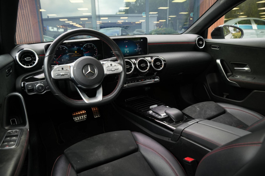 Mercedes-Benz A-Klasse 200 Business Solution AMG Panoramadak AMG Pakket WideScreen