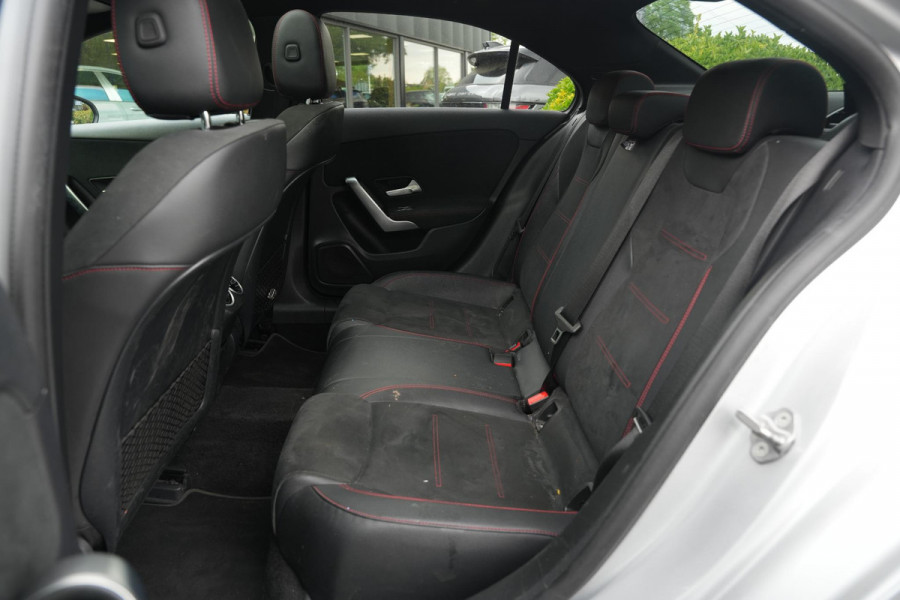 Mercedes-Benz A-Klasse 200 Business Solution AMG Panoramadak AMG Pakket WideScreen