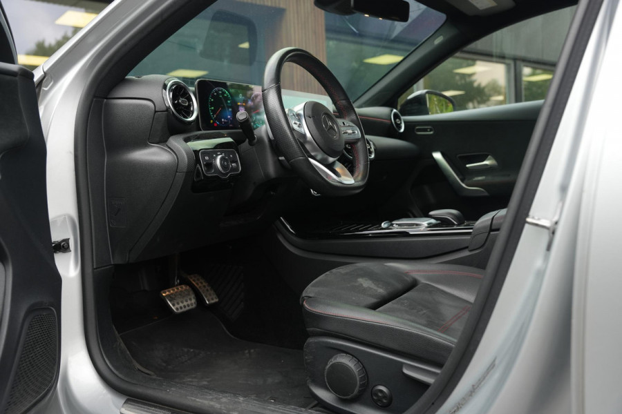 Mercedes-Benz A-Klasse 200 Business Solution AMG Panoramadak AMG Pakket WideScreen